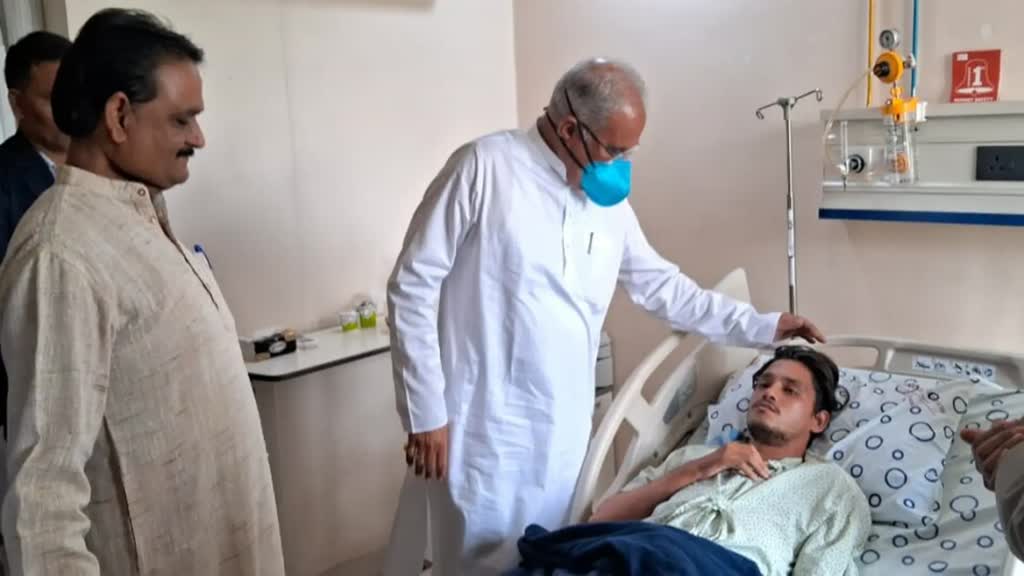 CG NEWS : सीएम बघेल पहुंचे NHMMI  हॉस्पिटल, सुशील आनंद शुक्ला के पुत्र सड़क दुर्घटना में घायल हो गए थे....