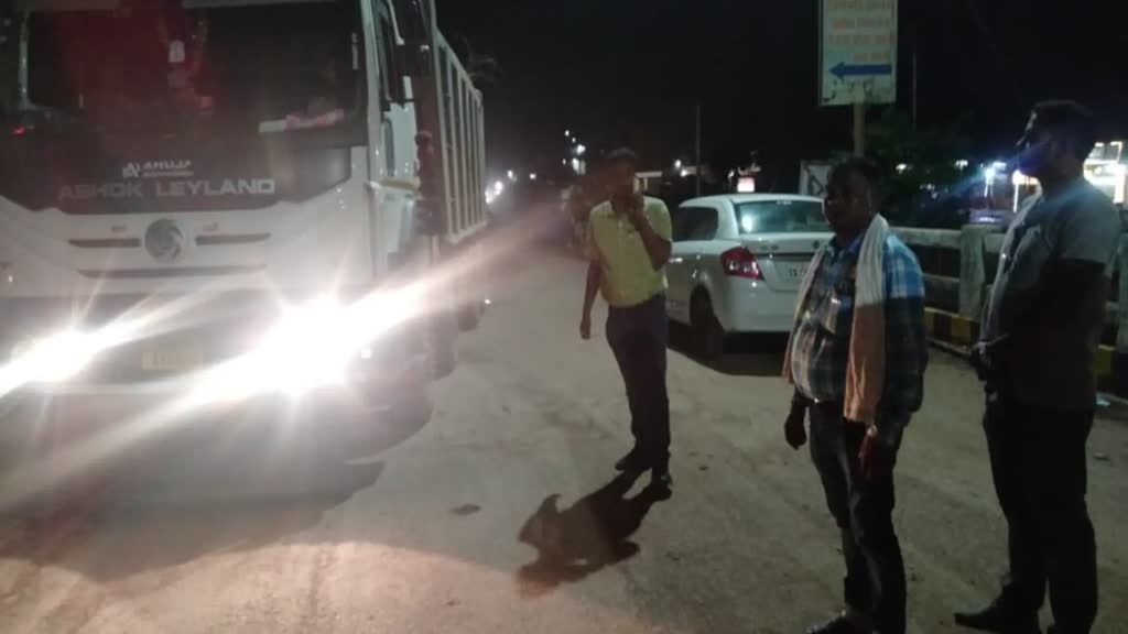 CG NEWS : रेत के अवैध कारोबार पर सख्ती, ग्रामीणों की सूचना से पहुंचे अफसरों ने किया 4 हाइवा वाहन जब्त....