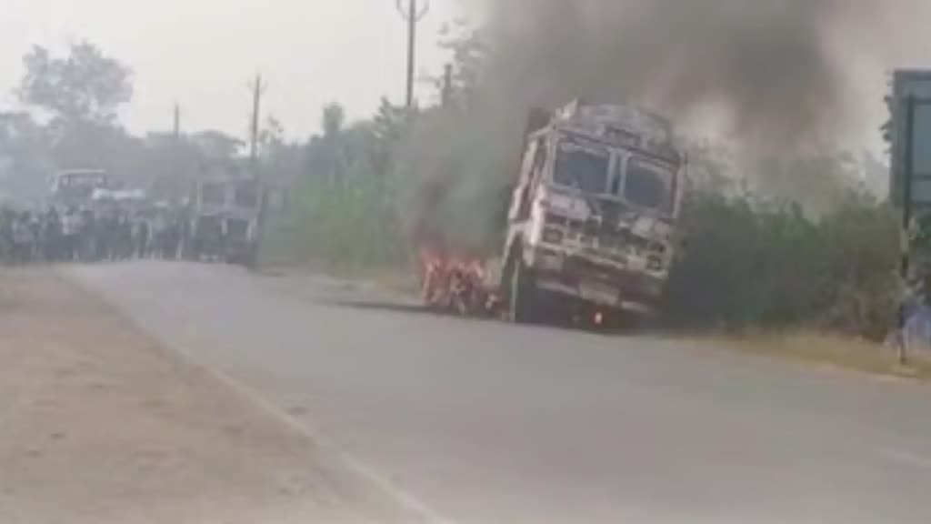 CG NEWS :  आयरन से भरे चलते ट्रक में लगी आग, हादसे के बाद ड्राइवर ने कूदकर बचाई जान।