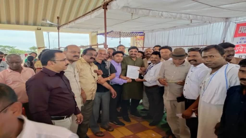 CG NEWS : Chhattisgarh के कर्मचारियों का बड़ा फैसला,  अनिश्चितकालीन हड़ताल रद्द, 5 सूत्रीय मांगों को पूरा करने का मिला आश्वासन