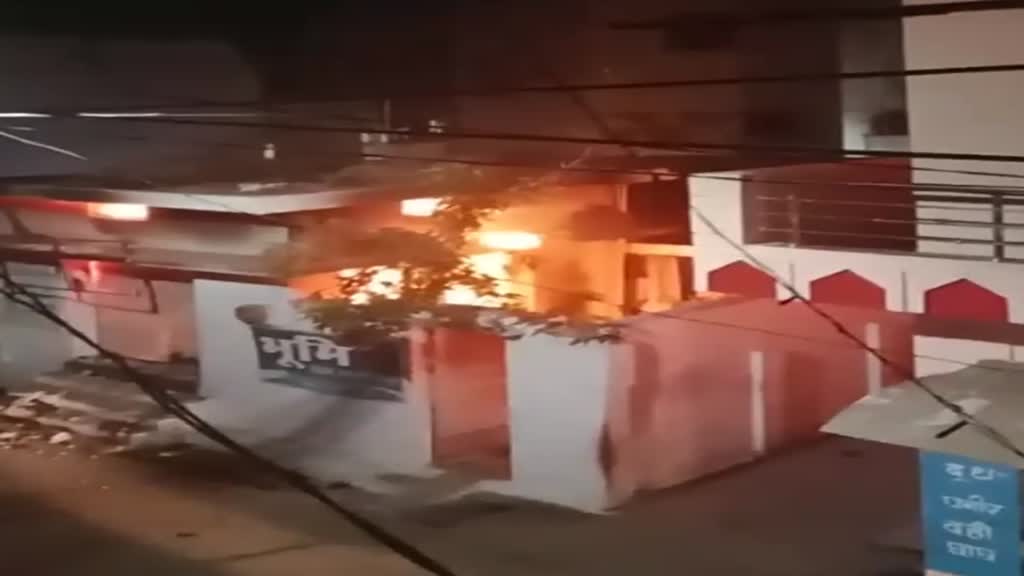 CG NEWS : राजधानी में तड़के सुबह किराना दुकान में लगी भीषण आग, दुकान का सारा समान जलकर खाक ..