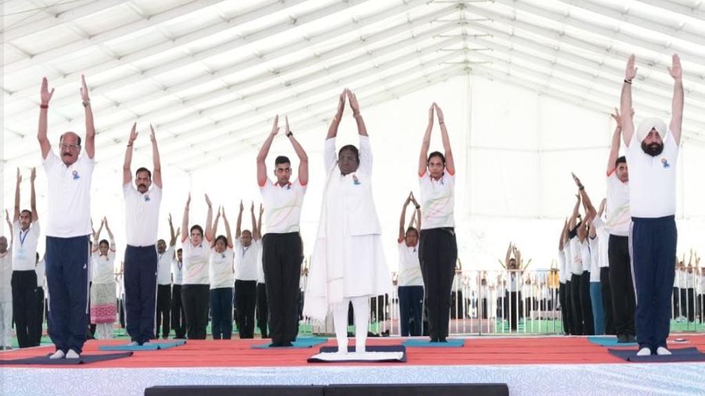 प्रदेशभर में धूमधाम से मनाया गया अंतरराष्ट्रीय योग दिवस, देहरादून में राष्ट्रपति द्रौपदी मुर्मू ने किया योग