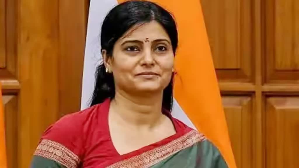 UP Politics: हमारी पार्टी का मजाक बनाने वाले को जनता ने थमाया कटोरा, अनुप्रिया का आजम खान पर निशाना