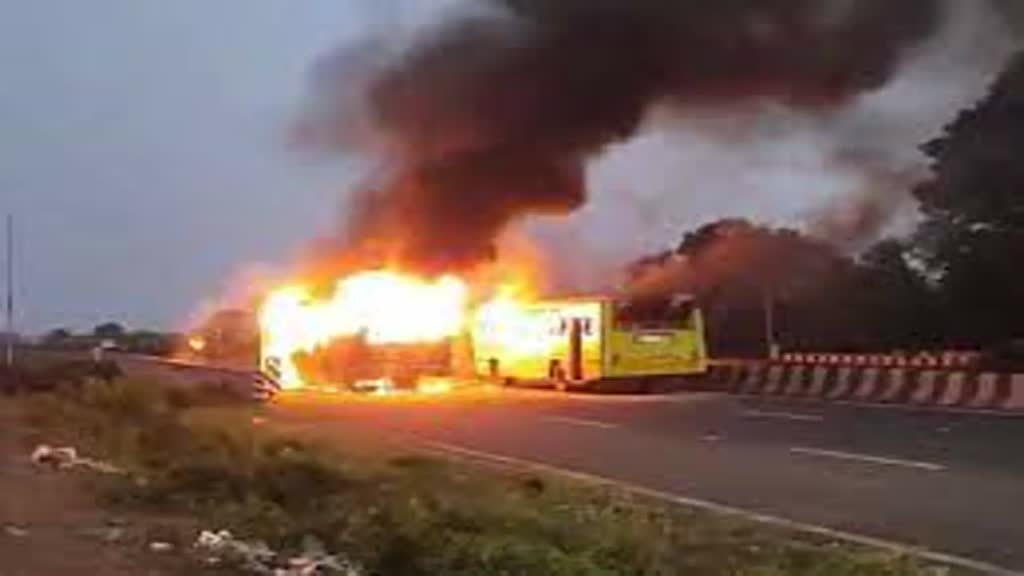 मराठा आरक्षण आंदोलन के दौरान भड़की हिंसा, बसों में आग, तोड़फोड़, 42 पुलिसकर्मी घायल