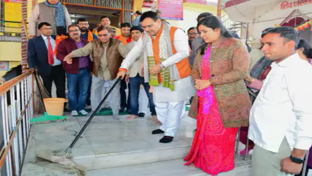 Rajasthan News: जयपुर के रामचंद्रजी मंदिर में सीपी जोशी ने लगाई झाड़ू,बोले- मंदिरों को बनाया जाएगा दर्शनीय