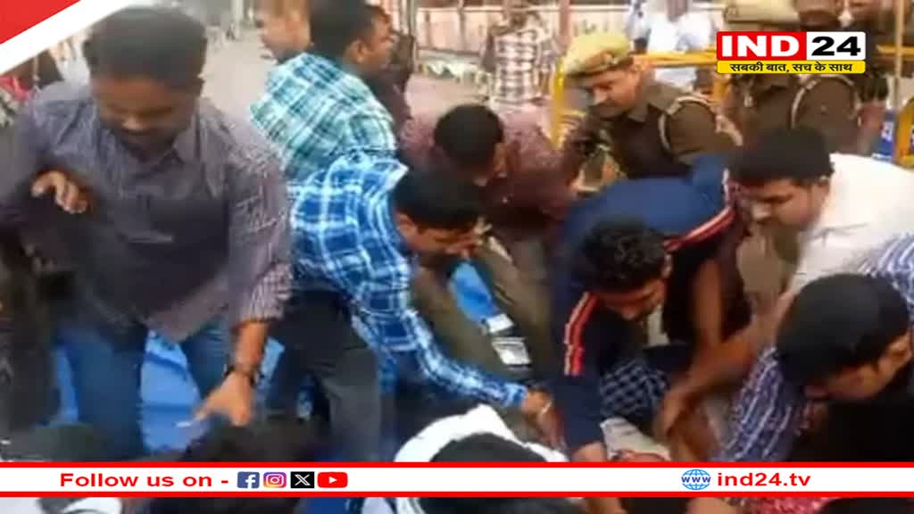 UP News: लोकसेवा आयोग के पास प्रदर्शन कर रहे छात्रों को जबरन हटाने की कोशिश