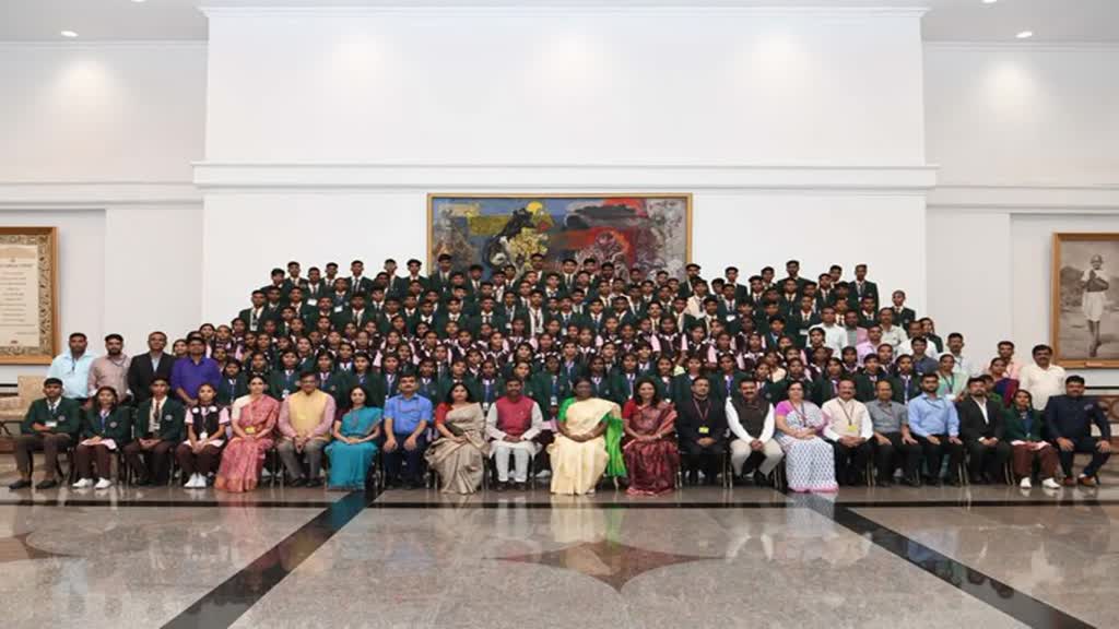 CG NEWS :  छत्तीसगढ़ के स्टूडेंट ने राष्ट्रपति द्रौपदी मुर्मू से की मुलाकात....