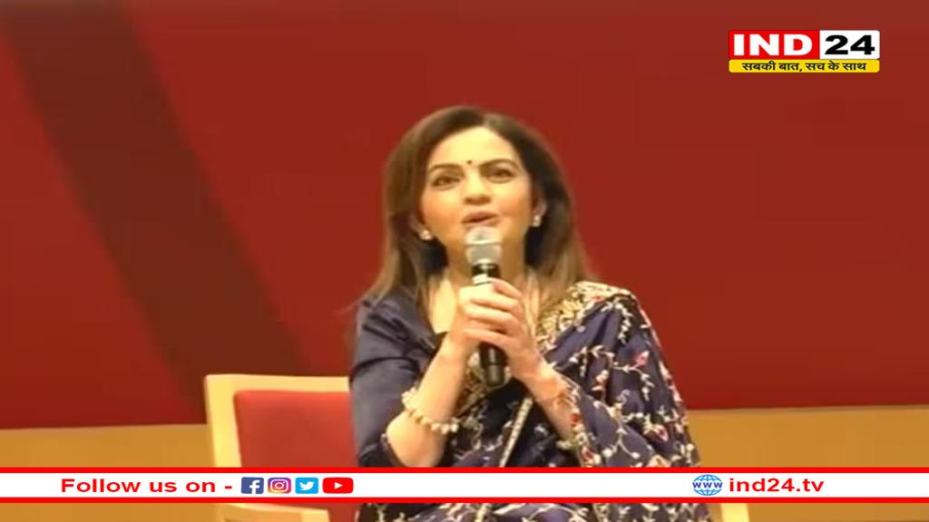 विदेश में भी नहीं बदला नीता अंबानी का अंदाज, हार्वर्ड में स्पीच देते वक्त सिल्क साड़ी में लगीं बला की खूबसूरत