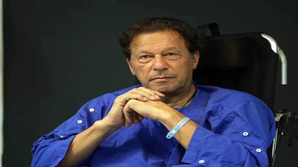 Karnataka: विधानसभा सत्र शुरू होने से पहले कांग्रेस कार्यकर्ताओं ने परिसर में गोमुत्र छिड़क किया शुद्धिकरण 