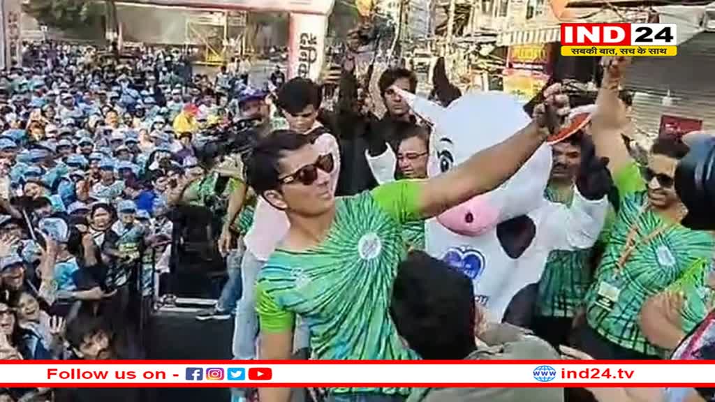 इंदौर की सड़कों पर दौड़ लगाकर फिल्म अभिनेता सोनू सूद ने दिया बड़ा संदेश, बोले - इस शहर की गलियों में बीता बचपन