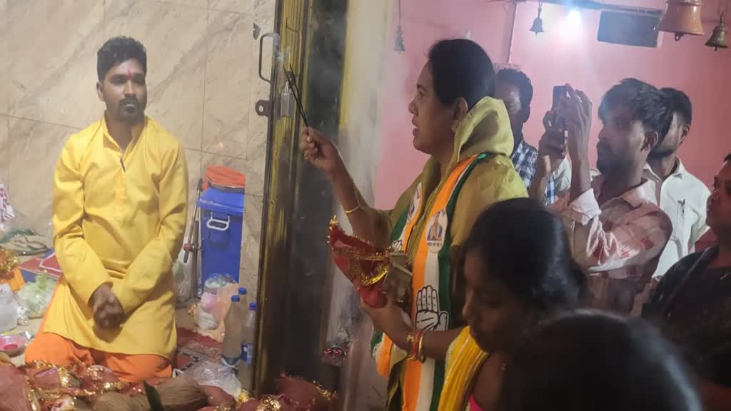 CG NEWS : महानवमी के दिन बंजारी माता की शरण में पहुंची कांग्रेस विधायक, मांगा जीत का आशीर्वाद....