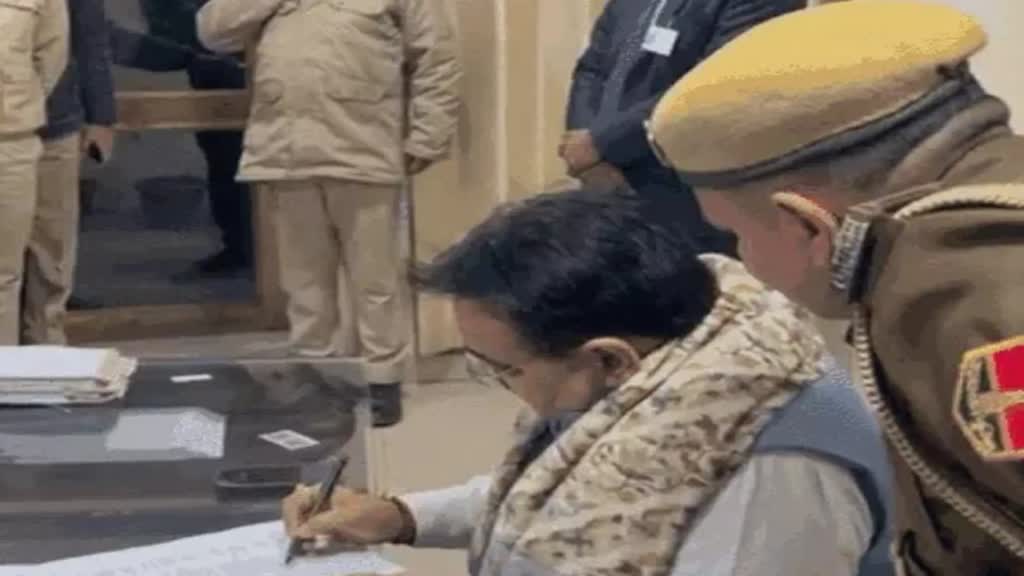 व्यवस्थाओं को लेकर औचक निरीक्षण पर पहुंचे CM Bhajanlal ने कहा- इसे देखना, उधर जयपुर में पुलिस ने हवालात में बंद आरोपी को छोड़ दिया