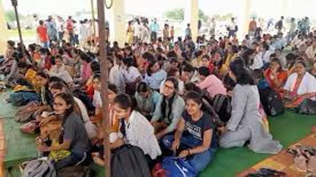 CG NEWS : मांगे नही हुई पूरी, प्रशिक्षक कर रहे 2 सूत्रीय मांग को लेकर प्रदर्शन......