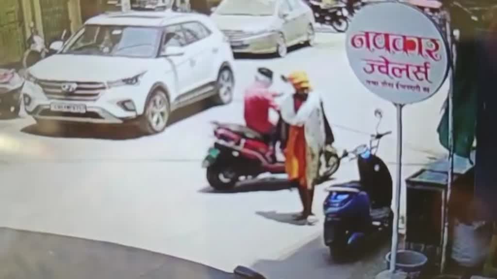 CG News :  साधु के वेश में ठगों का गिरोह,  दैविय शक्तियां के नाम पर सोने की अंगूठी लेकर हुए फरार....