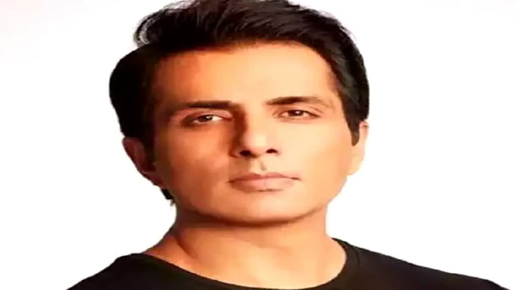 Indore airport: इंदौर एयरपोर्ट पहुंचे सोनू सूद, उज्जैन में बाबा महाकाल के करेंगे आज दर्शन