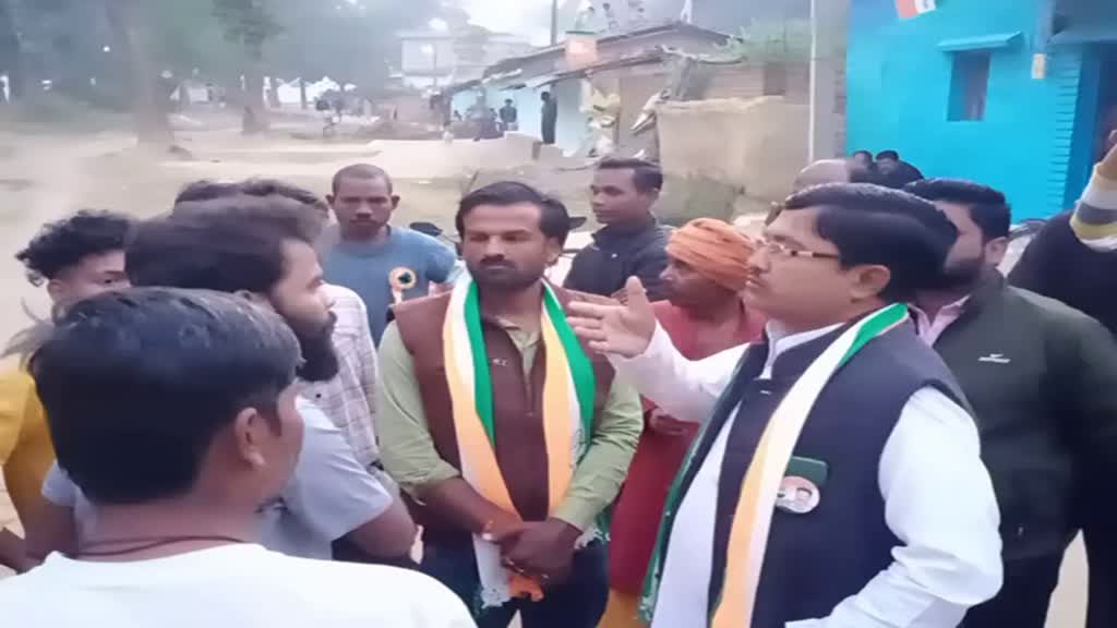 विधायक की प्रचार गाड़ी का युवाओं ने किया विरोध, रोड नही तो वोट नहीं के लगाए नारे