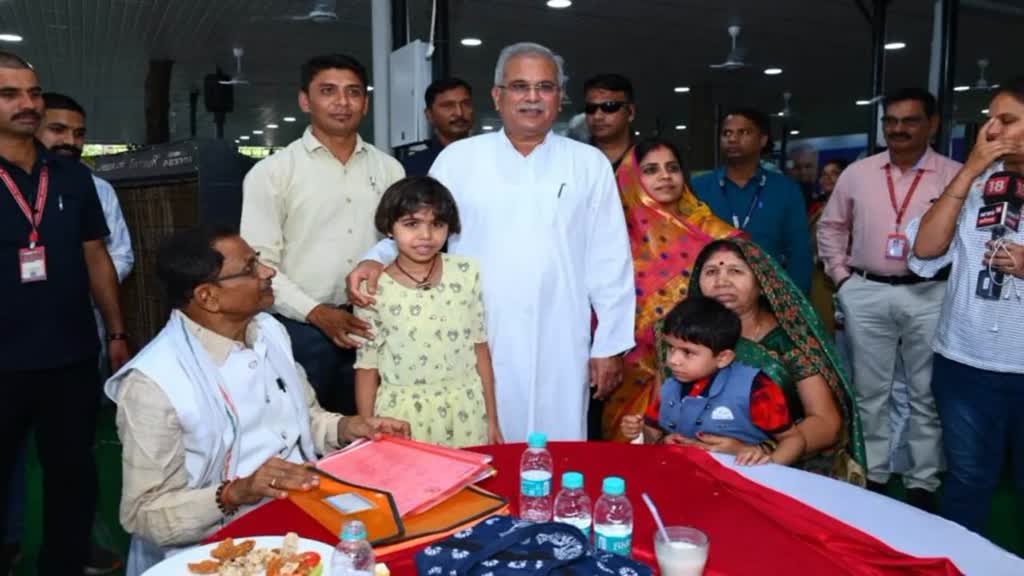 CG NEWS : भेंट-मुलाकात के दौरान जिन ग्रामीणों के घर मुख्यमंत्री ने खाया था खाना, उन्हें आज अपने निवास पर कराया भोजन....