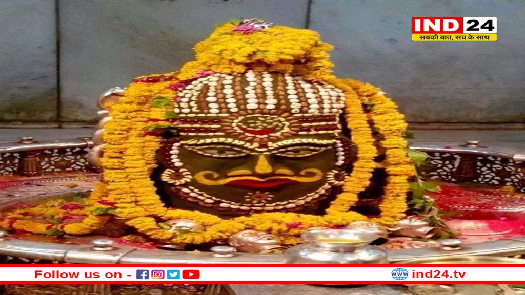 भस्म आरती में बाबा ने मस्तक पर धारण किया ॐ