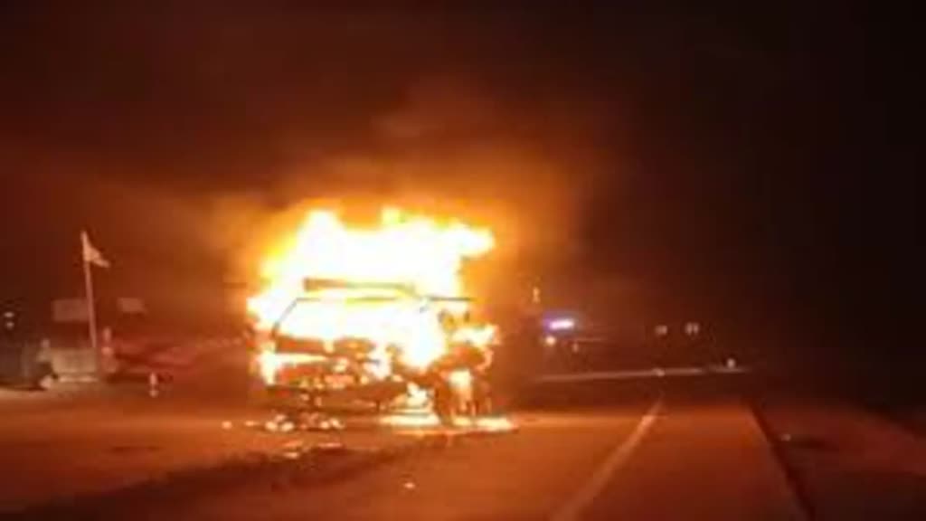 CG News : नेशनल हाईवे पर भीषण हादसा, चलते ट्रक में लगी आग, आग के लगने से चालक गंभीर रूप से घायल...