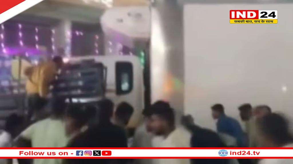 कर्नाटक: बाइक सवार को बचाने के चक्कर में बेकाबू हुआ ट्रक, हादसे में 8 की मौत