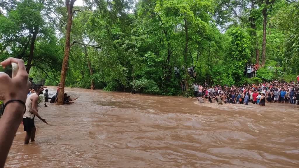 CG NEWS :  Gariyaband के चिंगरा पगार झरना पर बाढ़ में फसे सैलानी, घूमने गए हजार से ज्यादा लोग फसे