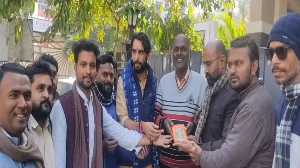 Ram Mandir Inaugration: भाजयुमो कार्यकर्ताओं ने कांग्रेस नेता को भेंट की रामचरित मानस, निमंत्रण पत्र ठुकराने पर कही ये बात