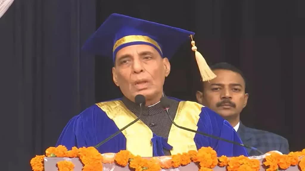 Convocation ceremony: जब अपने टीचर को याद कर भावुक हुए रक्षा मंत्री, कही ये बड़ी बातें