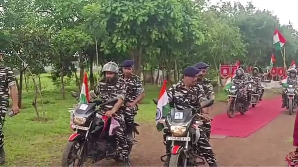 CG NEWS : जवानों ने तिरंगा थामे, देश भक्ति की अलख जगाने किया प्रयास,  CRPF जवानों ने निकली की बाइक रैली
