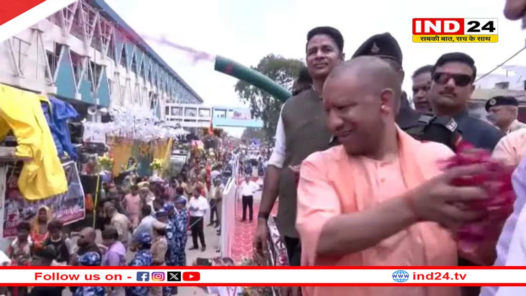 मेरठ में सीएम योगी ने कांवड़ियों पर बरसाए फूल, हेलिकॉप्टर से व्यवस्थाओं का लिया जायजा