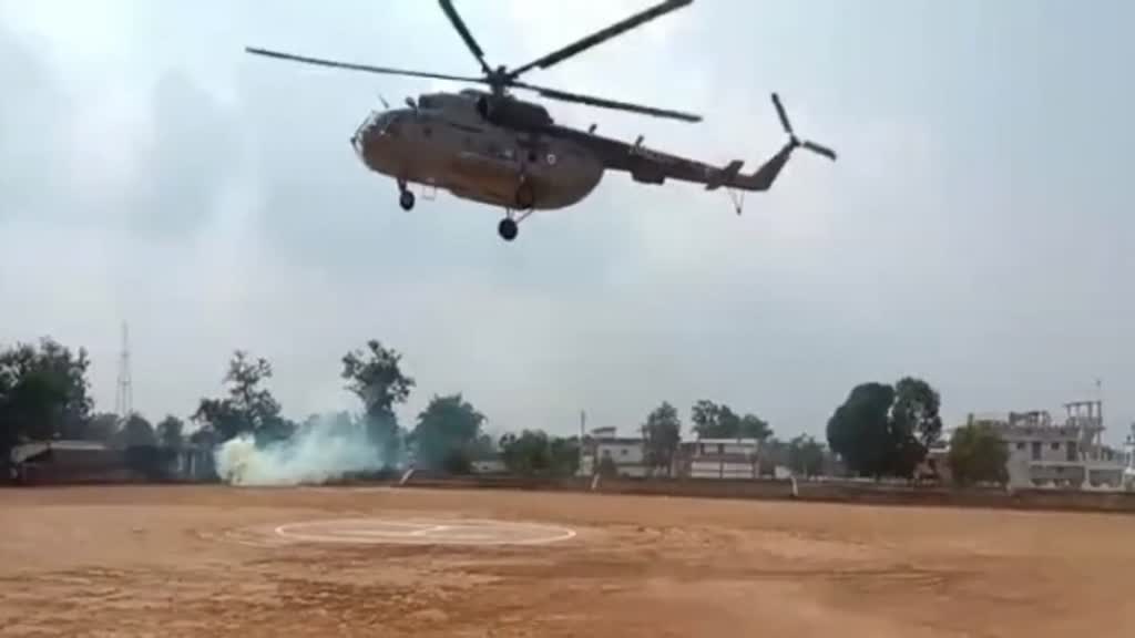 CG NEWS : बस्तर में अति संवेदनशील केंद्रों के लिए हेलीकॉप्टर से रवाना हुए मतदान दल....