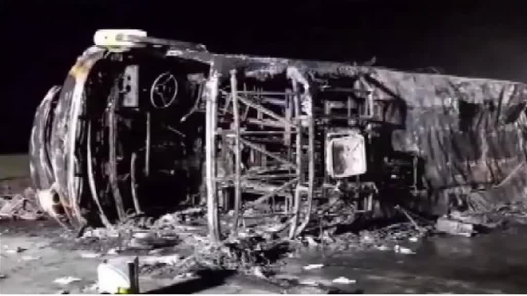 Maharashtra Accident: समृद्धि एक्सप्रेसवे पर भीषण सड़क हादसा, डिवाइडर से टकराकर बस में लगी आग, 26 लोगों की जलकर मौत