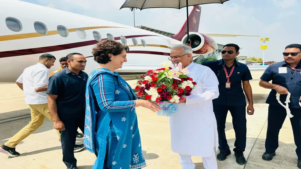 CG NEWS : प्रियंका गांधी राजधानी रायपुर पहुंची , मुख्यमंत्री भूपेश बघेल ने आत्मीय स्वागत किया माना विमानतल पर