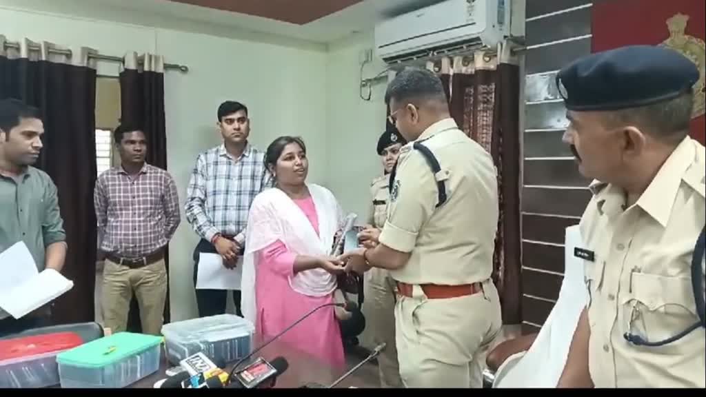 CG NEWS : कोरबा पुलिस ने लोगो के चेहरे पर लौटाई मुस्कान, पुलिस ने गुम और चोरी हुए मोबाइलों को लौटाया, करीब 21 लाख के 201 मोबाइल को