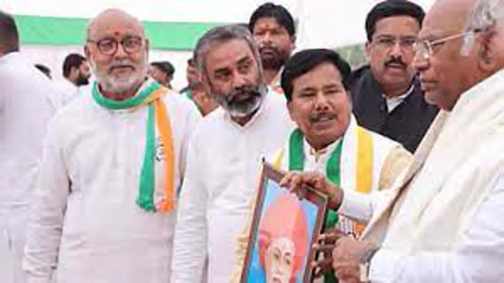 ग्वालियर में बीजेपी को बड़ा झटका, पूर्व विधायक मदन सिंह कुशवाहा ने थामा कांग्रेस का हाथ