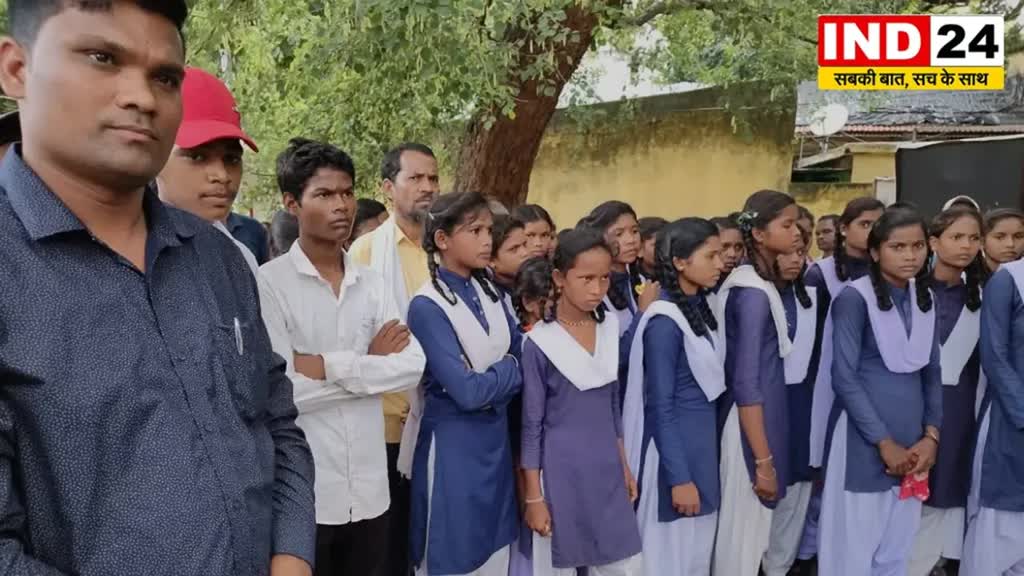 CG NEWS :  सौंपा दिया 900 बच्चों का भविष्य एक शिक्षक के हाथ,  छात्रों ने सीएम हाउस के बाहर किया प्रदर्शन