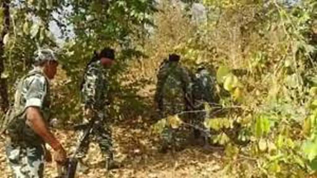 CG NEWS :   जंगल में पुलिस और नक्सलियों के बीच मुठभेड़ जारी..