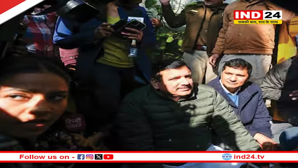 दिल्ली में सीएम आवास पर संग्राम, पुलिस ने रोका तो संजय सिंह और सौरभ भारद्वाज धरने पर बैठे