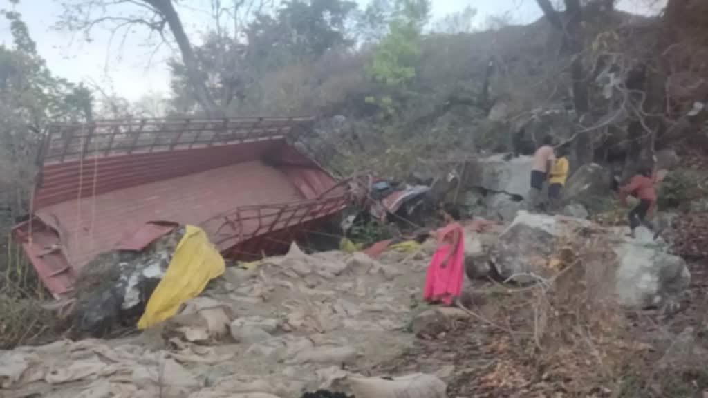 CG NEWS : कवर्धा में  20 फिट गहरी खाई में गिरी माजदा, 3 घायलों की हालत गंभीर