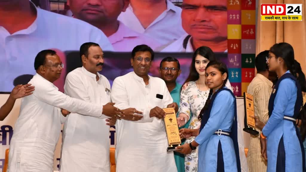 CG News : MLA सत्यनारायण शर्मा और पंकज शर्मा ने 1500 बच्चों का सम्मान कर बढ़ाया मनोबल... जानिए क्या कहा