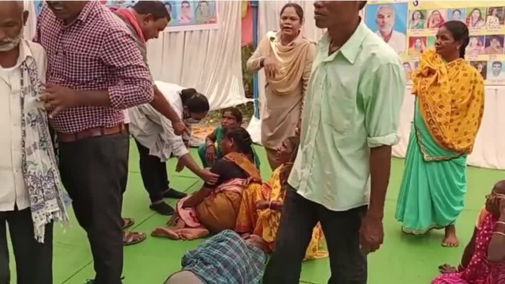 CG NEWS : भूख हड़ताल पर बैठे महिला-पुरुषों की हालत बिगड़ी, जिला अस्पताल में भर्ती....