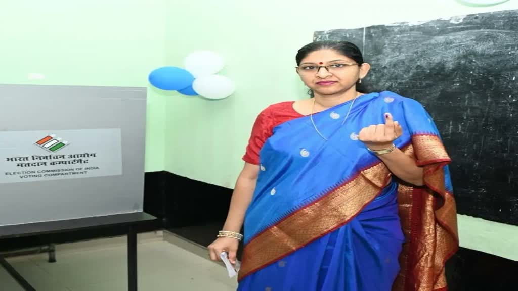 CG NEWS :  मुख्य निर्वाचन पदाधिकारी रीना बाबा साहेब कंगाले ने  धरमपुरा से किया मतदान....