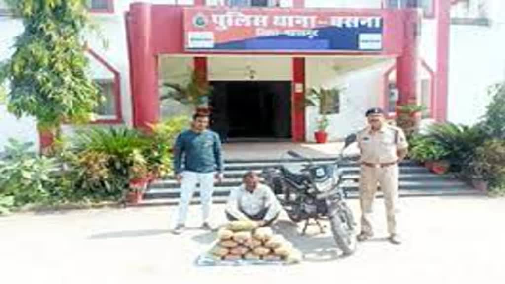 CG NEWS : वाहन चेकिंग के दौरान  मोटरसायकल से जब्त हुआ 8 किलो गांजा, आरोपी गिरफ्तार...