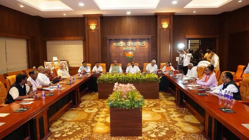 CG NEWS : दूसरी सूची जारी होने के बाद भाजपा कार्यालय में जारी बैठक ,आगे की रणनीति पर हो सकती चर्चा 