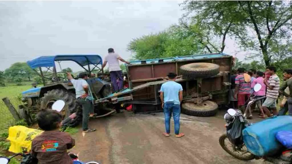 CG NEWS :  ट्रैक्टर-ट्रॉली पलटने से हुआ बड़ा हादसा, गर्भवती की मौत,  35 से ज्यादा लोग हुए घायल