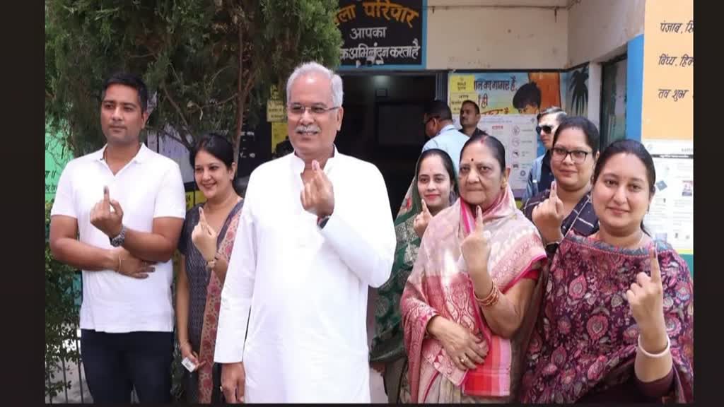 CG NEWS : छत्तीसगढ़ के पूर्व मुख्यमंत्री भूपेश बघेल पहुंचे अपने गांव कुरूदडीह, परिवार के साथ किया मताधिकार का प्रयोग...