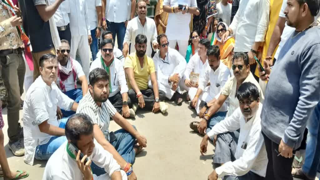 CG NEWS : कांग्रेस प्रत्याशी विकास उपाध्याय ने वोटिंग के बीच मतदान केंद्र में धरने पर बैठे, कलेक्टर पर लगाए आरोप