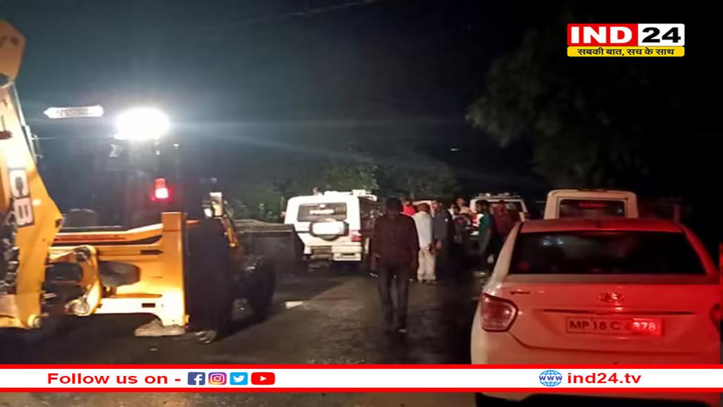 कार समेत नाले में बहा परिवार, एक कि.मी दूर महिला का शव मिला, पिता और दो बच्चे अब भी लापता