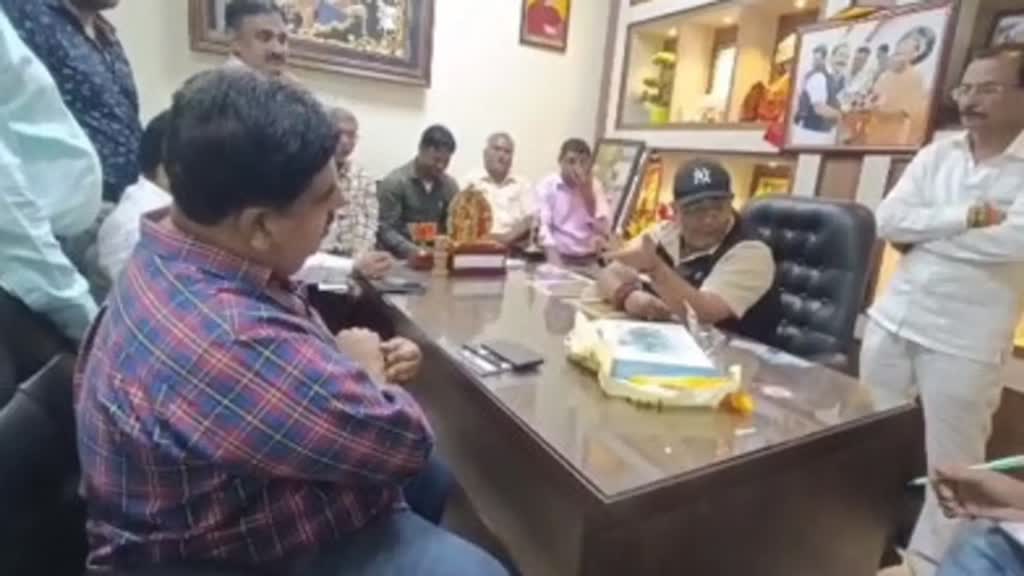 जब विधायक जी को आया गुस्सा...कहा मुर्गा बनाएंगे, उठक-बैठक कराएंगे