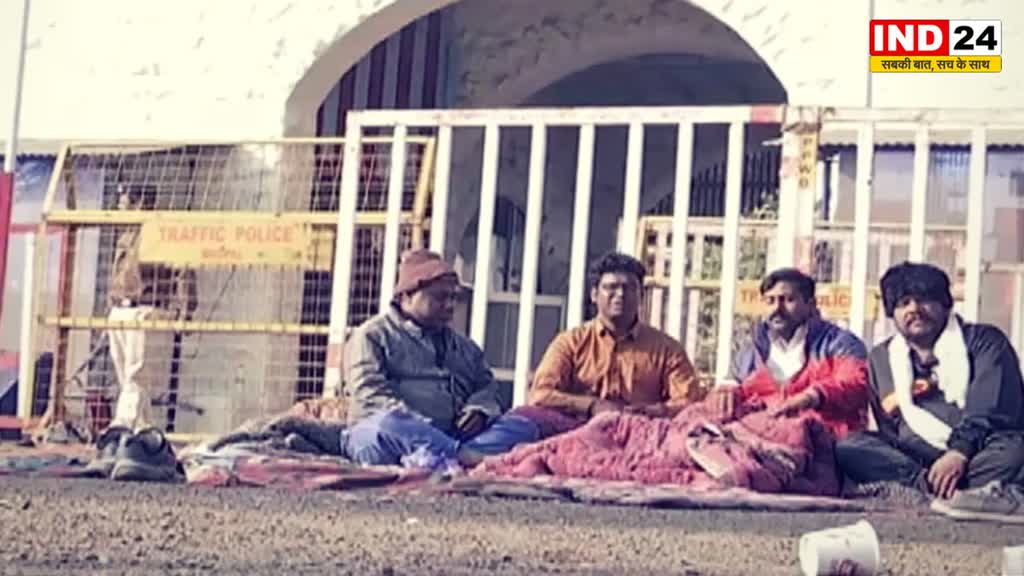 EVM मशीनों की सुरक्षा में कार्यकर्त्ता दिन रात स्ट्रांग रूम के बाहर जमाये हुए है डेरा 