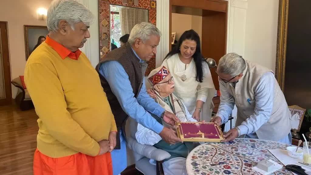 लालकृष्ण आडवाणी और मुरली मनोहर जोशी को मिला राम मंदिर प्राण प्रतिष्ठा का आमंत्रण, VHP नेता पहुंचे घर